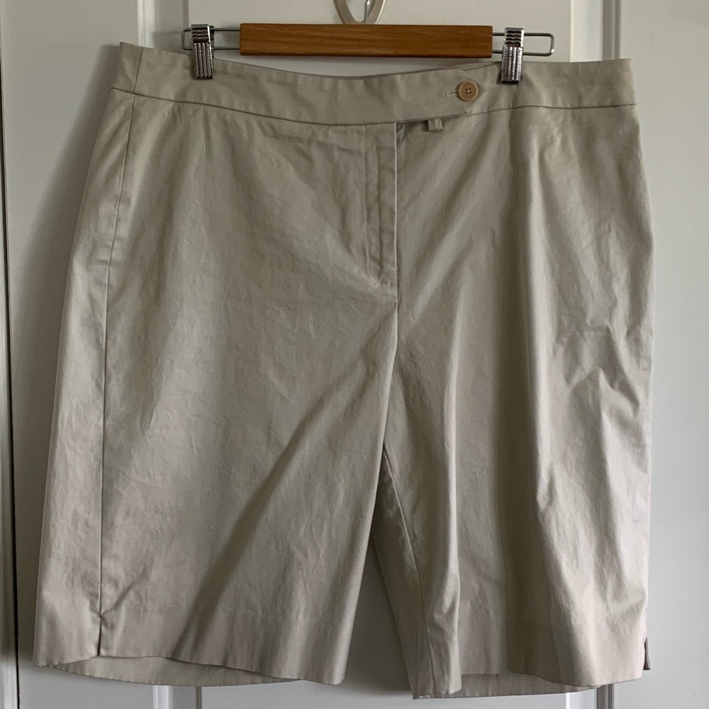 Jones New York Khaki Bermuda Shorts Size 16